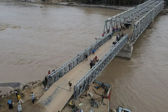 Foto udara masyarakat memanfaatkan lalulintas di jembatan bailey Teupin Mane sebagai akses jalan nasional Bireuen - Bener Meriah yang kembali fungsional, Foto by ANTARA/HO/Humas Pemprov Aceh    
